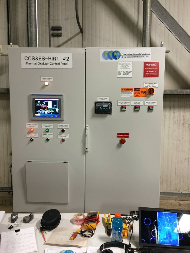 Panel kontrol industri dengan HMI dan instrumen